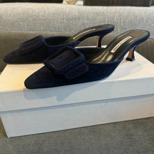 Manolo Blahnik Maysale 50 Navy Blue Suede Kitten Heel Mules